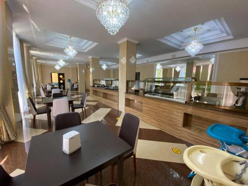乌雷基奥巴特瑞酒店的一间带桌椅的餐厅和一间酒吧