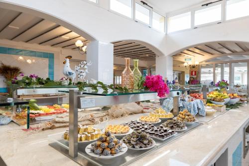 卡拉·利贝罗托Tirreno Resort的包含多种不同食物的自助餐