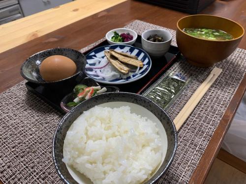 京都KYOTO SHIMA的桌子上放着一盘米饭和其他盘子