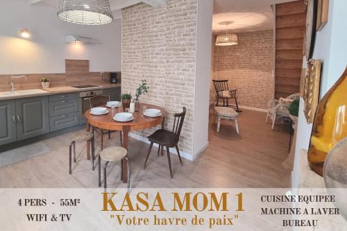 Saint-AybertKASA MOM - Votre Havre de paix的厨房以及带桌椅的用餐室。