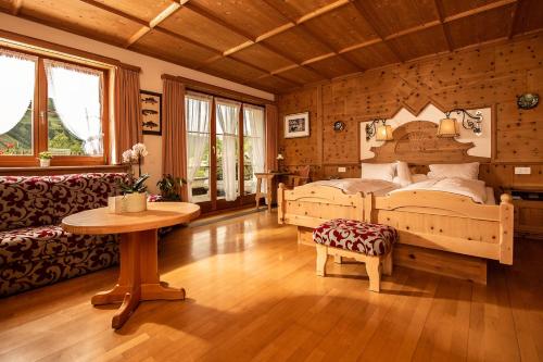 塔拉斯普卡斯特尔城堡酒店的一间卧室配有两张床和一张桌子