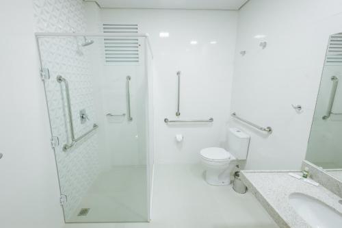 托莱多CALLAI HOTEL的带淋浴和卫生间的白色浴室