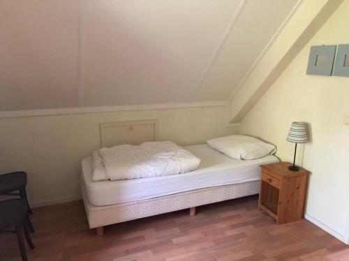 SondelVakantiehuis Kiki的一张带白色床单和枕头的床