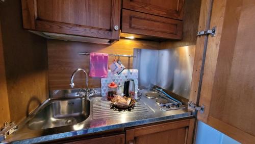 圣奎里科-多尔恰Camera La Margherita的厨房配有水槽和台面