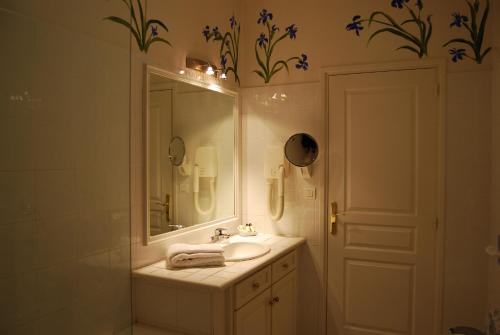 罗德兹比内酒店的一间带水槽和镜子的浴室