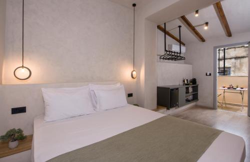 干尼亚Cretan Berry Sarpaki的卧室配有一张白色大床