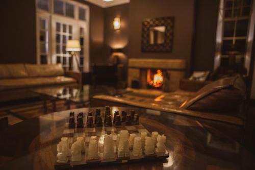 班普顿霍沃斯沃特酒店的客厅,桌子上放棋盘
