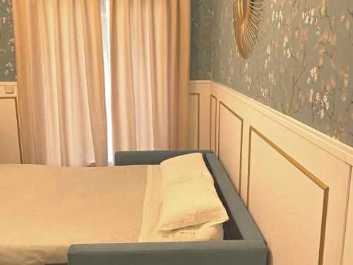 托莱多Estudio Príncipe David - VUT的一间小卧室,配有床和窗户