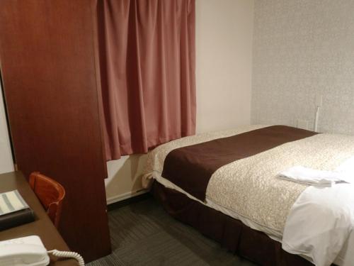 滨松Hamamatsu Station Hotel - Vacation STAY 65843的酒店客房设有床和窗户。