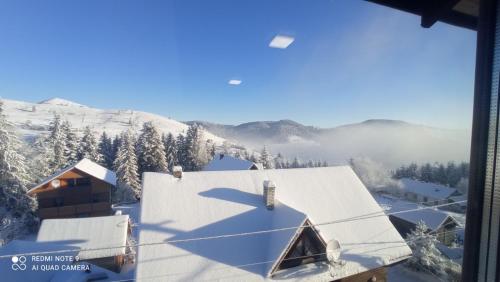 亚布卢尼齐亚Бо&Не的享有雪覆盖的山丘美景,设有房屋