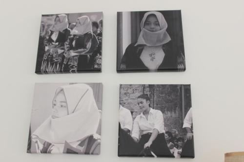 奥尔戈索洛B&B MARIMA 2 POSTI ORGOSOLO的墙上面纱上一张女人的四张照片