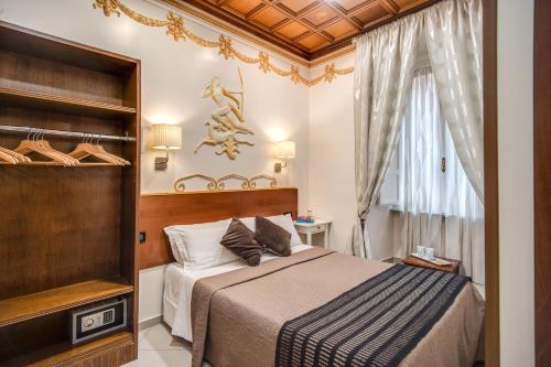 罗马Matisse Royal的一间卧室设有一张床和一个窗口