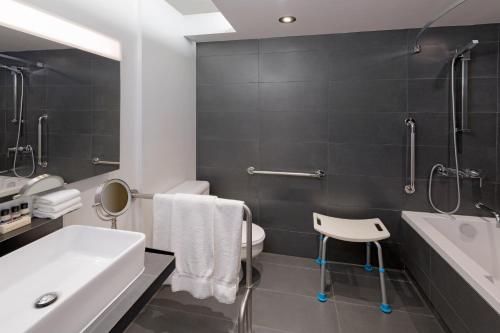 魁北克市魁北克臻品之选PUR酒店的一间带水槽、卫生间和淋浴的浴室