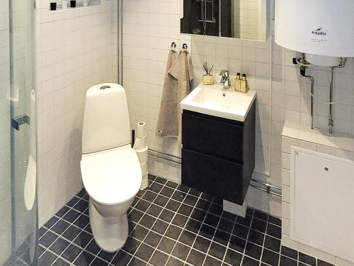 Torshälla4 person holiday home in TORSH LLA的浴室配有白色卫生间和盥洗盆。
