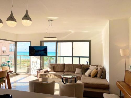 Luxury Bat Galim Nearby The Beach 4BR with balcony and SEA view的休息区