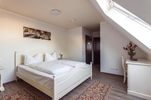 莱茵河畔凯尔Hotel Roma的卧室配有白色的床和楼梯。