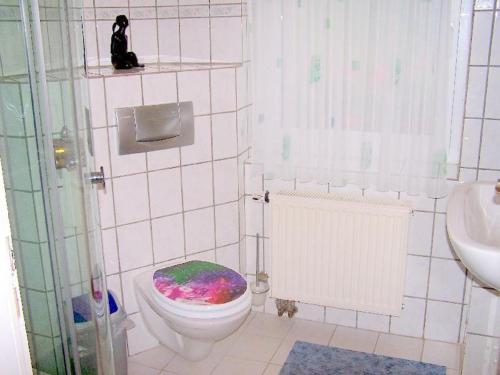 KleingießhübelFerienwohnung-Nickl的浴室设有卫生间和色彩缤纷的盖子