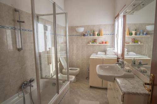 威尼斯Casa Eden的带淋浴、盥洗盆和卫生间的浴室