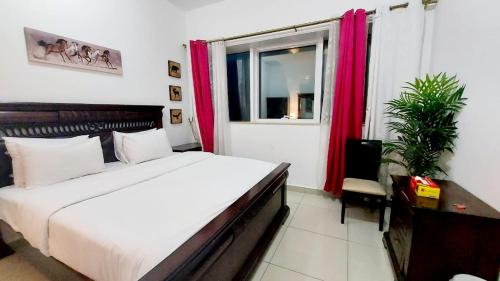 迪拜Private rooms in 3 bedroom apartment SKYNEST Homes marina pinnacle的一间卧室设有一张大床和一个窗户。