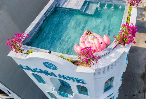 头顿La Casa Boutique Hotel的游泳池内带粉红色火烈鸟的游泳池
