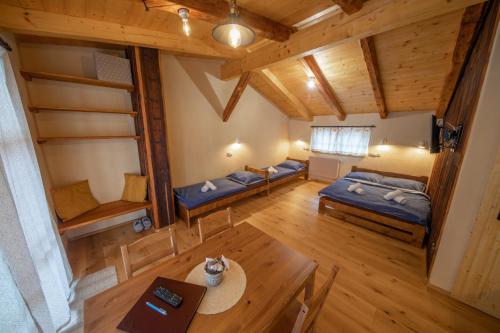 梅图耶河畔特普利采Apartment Ve Mlýně的客房享有高空的景致,配有双层床和桌子。