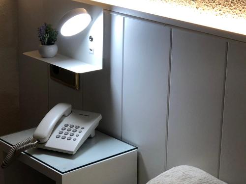 普拉加德阿罗克莱默尔酒店的一张桌子上坐着的白色电话