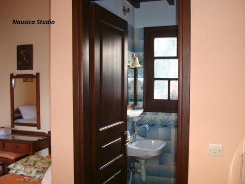 Agia Pelagia ChlomouStudio Nausica... a sense of paradise!的一间带水槽和镜子的浴室
