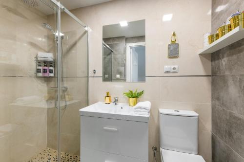 马德里SWEET DREAMS APARTMENT NEAR PUERTA DEL SOL的浴室配有卫生间、盥洗盆和淋浴。