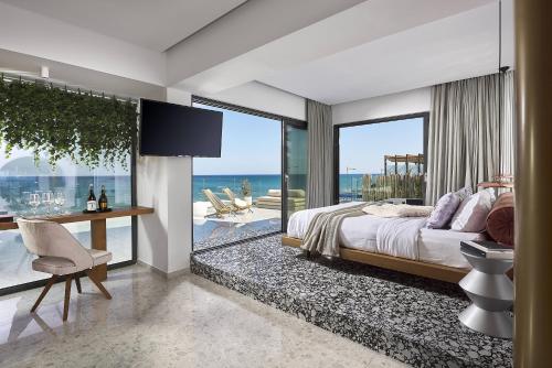 罗希姆诺Dyo Suites的一间卧室配有一张床,享有海景