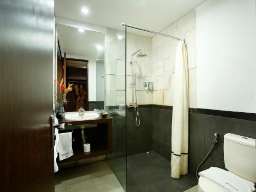 勒吉安德瓦塔套房和公寓酒店的带淋浴、卫生间和盥洗盆的浴室