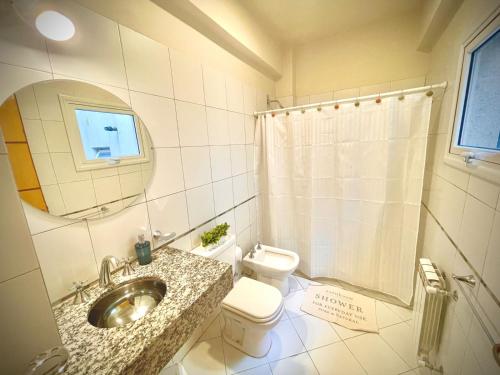 圣萨尔瓦多德朱Departamento Güemes的一间带水槽、卫生间和镜子的浴室