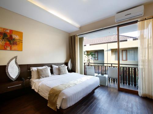 勒吉安德瓦塔套房和公寓酒店的一间卧室设有一张床和一个大窗户