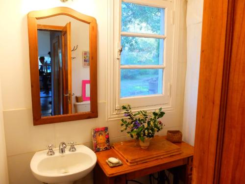 拉库布蕾Chalet Las Doritas的一间带水槽和镜子的浴室以及窗户。