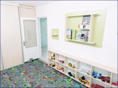 皮亚特拉-尼亚姆茨Smart Apartament的一间儿童房,地板上配有腿地毯