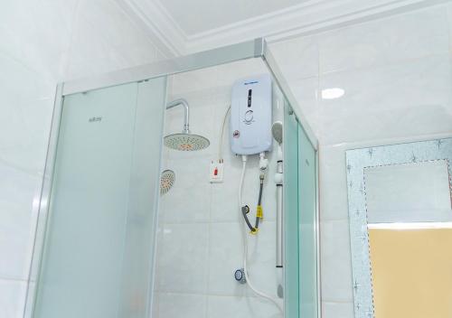 库马西La-VIV ROYAL HOTEL的浴室里设有玻璃门淋浴