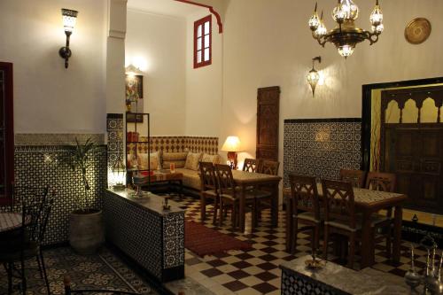 拉巴特梅塔哈摩洛哥传统庭院住宅旅馆的客厅配有沙发和桌椅