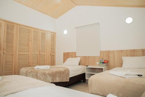 巴耶杜帕尔Casa LOURDES的一间卧室设有两张床和木制百叶窗
