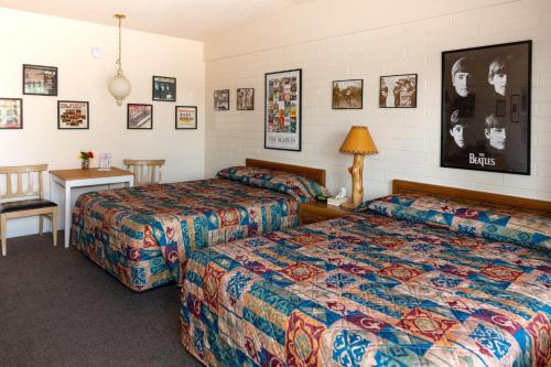 皮奇斯普林斯大峡谷洞穴宾馆的酒店客房设有两张床和一张桌子。