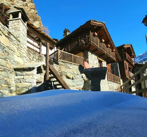 瓦托内切CHALET DI MONTAGNA, Valtournenche-Cervinia的带阳台的房子的雪盖屋顶