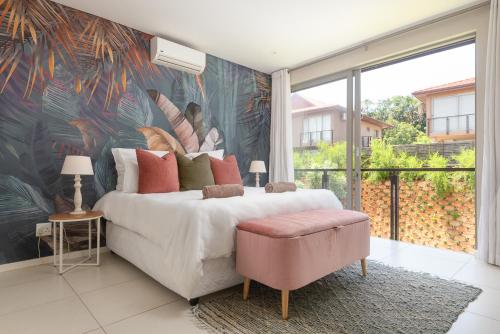 巴利托Zimbali Wedge Unit 42的一间卧室配有一张带热带壁纸的大床