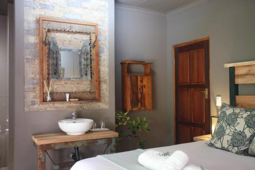 鲁德普特Green Pascua的一间带水槽和镜子的浴室