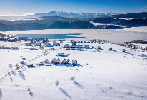 克鲁斯兹考采Chata Stylchyn的雪地中滑雪胜地的空中景观