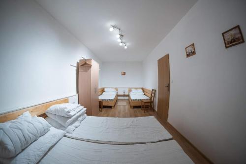 上贝奇瓦Apartmány stará škola的白色的客房配有一张床和一张桌子