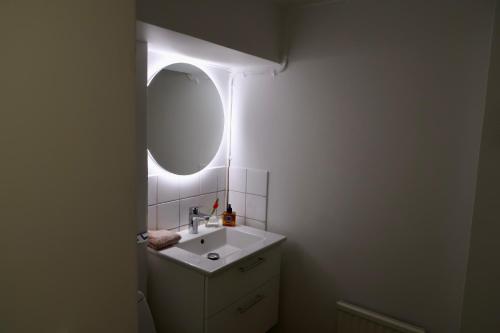 瓦斯泰纳Vadstena innerstad的一间带水槽和镜子的浴室