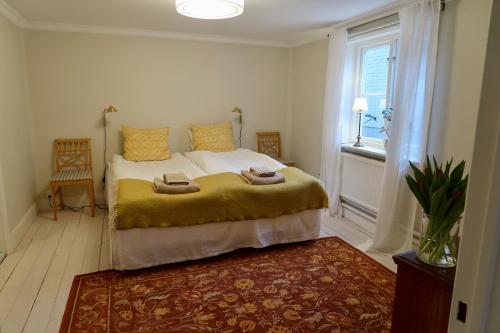 瓦斯泰纳Vadstena innerstad的一间卧室设有一张大床和一个窗户。