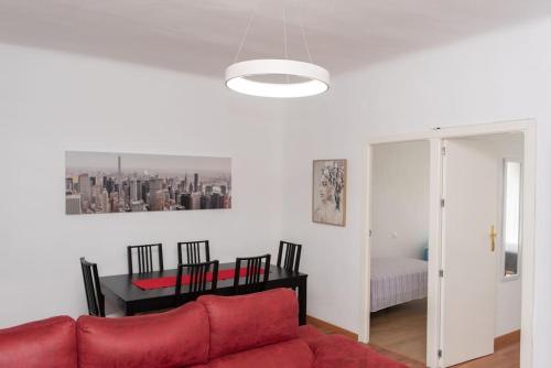 穆尔西亚Apartamento Alexa, a 800mts Catedral WiFi Smart TV的客厅配有红色的沙发和桌子