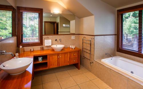 CassGrasmere Lodge的带浴缸、水槽、浴缸和浴缸的浴室。