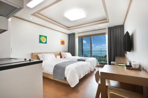 西归浦市福美来酒店的酒店客房设有两张床和一个阳台。