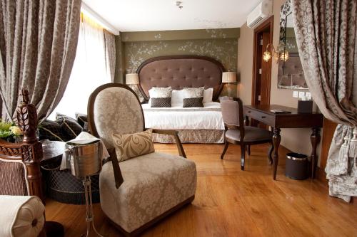 马尼拉Hotel Celeste Makati的一间卧室配有一张床、一张桌子和一把椅子