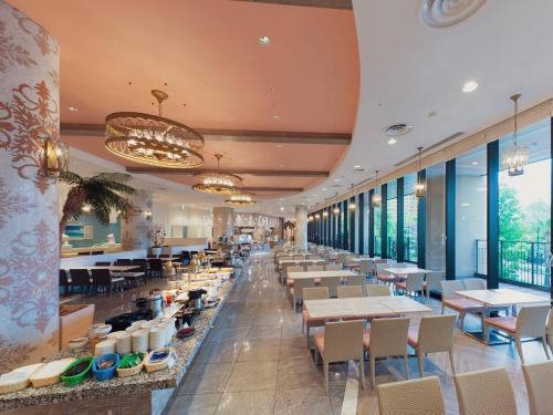 大阪日本环球影城园前酒店的餐厅设有桌椅和窗户。